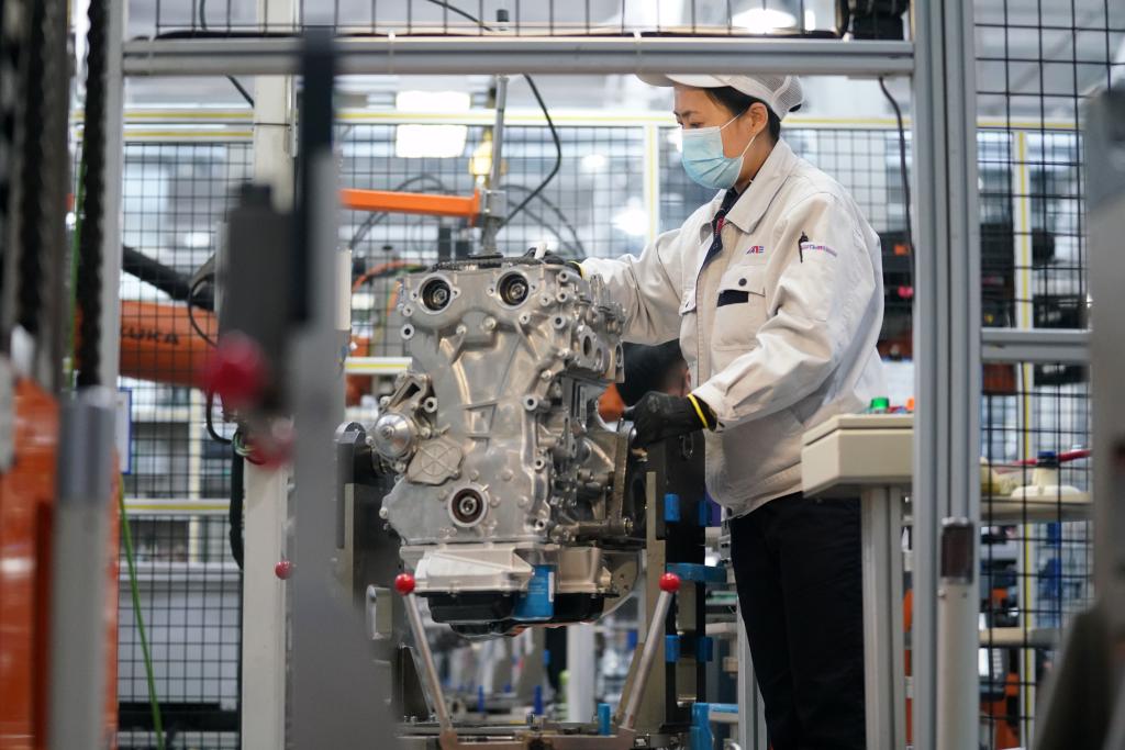 4月15日，在哈爾濱東安汽車動力股份有限公司生產(chǎn)車間內(nèi)，工人在生產(chǎn)作業(yè)。新華社記者 王建威 攝